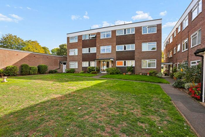 2 Bedroom Flat For Sale In Downs Hill Road, Epsom, KT18