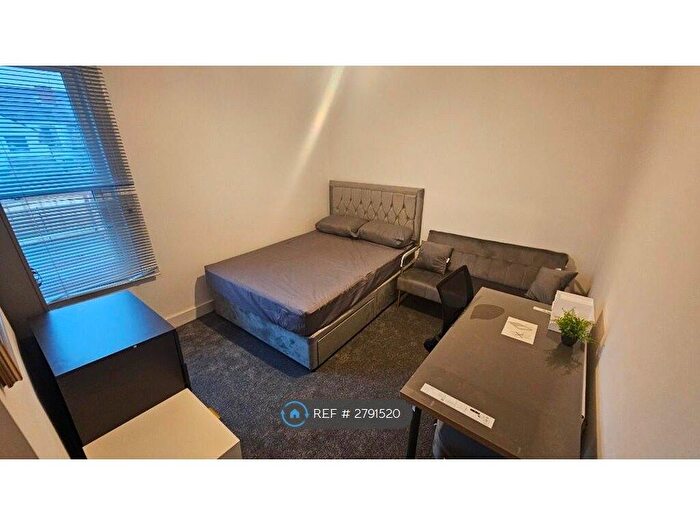 3 Bedroom Flat To Rent In University Area Available Now, Reading, RG6