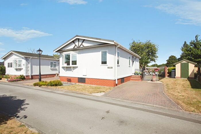 2 Bedroom Mobile/park Home For Sale In Hill Top Park, Princethorpe, Rugby, CV23