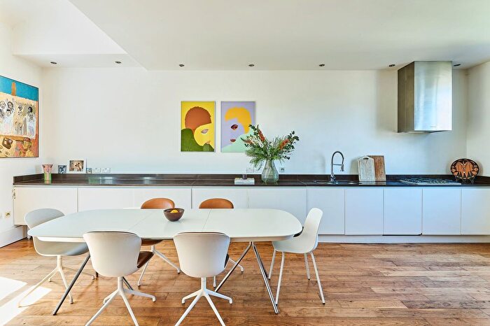 2 Bedroom Flat For Sale In Bassett Road, London, W10