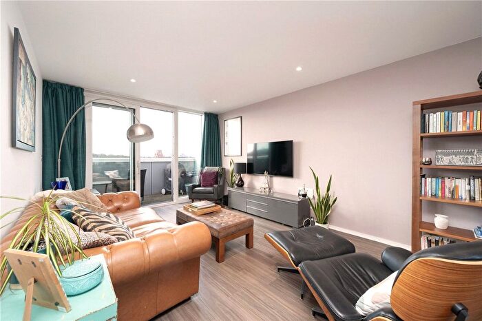 3 Bedroom Flat For Sale In Spectrum Way, London, SW18