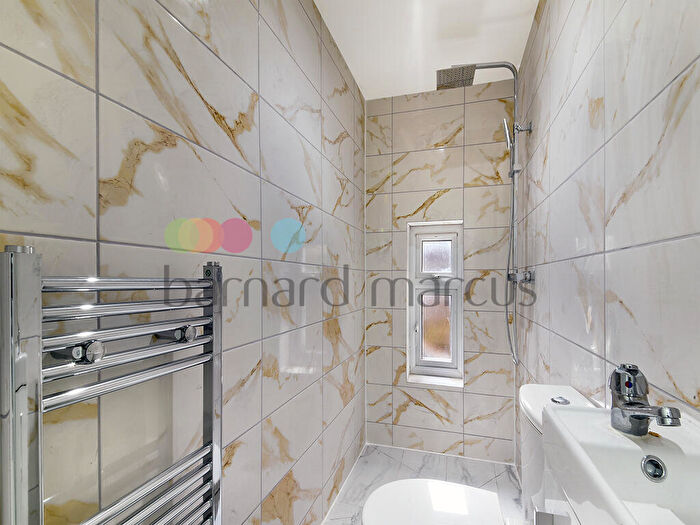 Flat To Rent In Lyndhurst Road, Thornton Heath, CR7