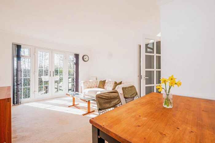 2 Bedroom Flat For Sale In Heathfield Green, Midhurst, West Sussex, GU29