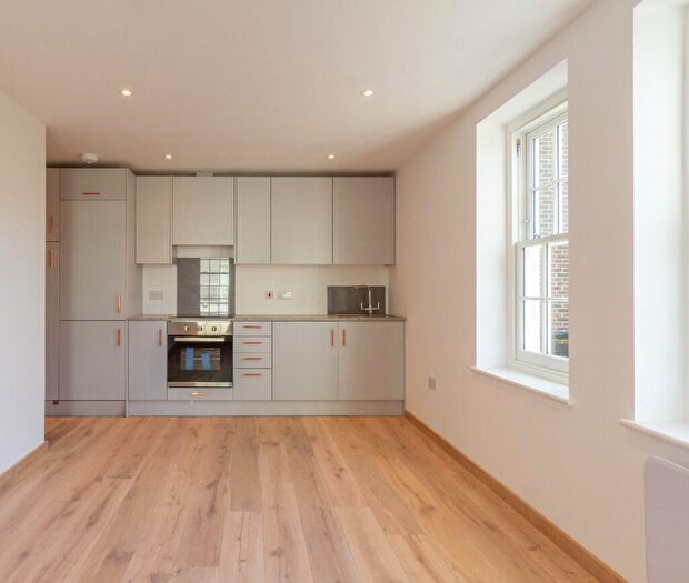 2 Bedroom Flat To Rent In Shenfield Road, Brentwood, Essex, CM15