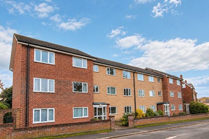 2 Bedroom Flat To Rent In Fairlands Avenue, GU3