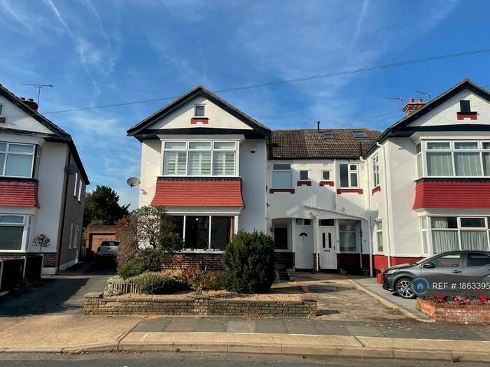 2 Bedroom Maisonette To Rent In Tudor Drive, Romford, RM2