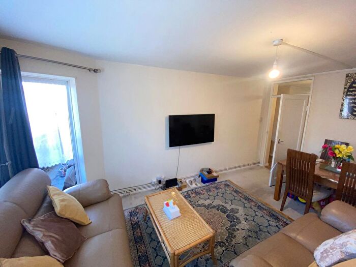 2 Bedroom Flat To Rent In Rayne Court, London, E18
