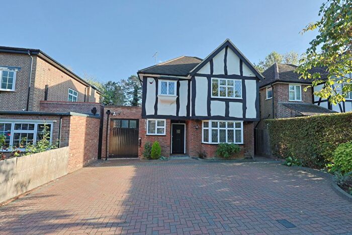 4 Bedroom Detached House For Sale In Chestnut Avenue, Edgware, HA8
