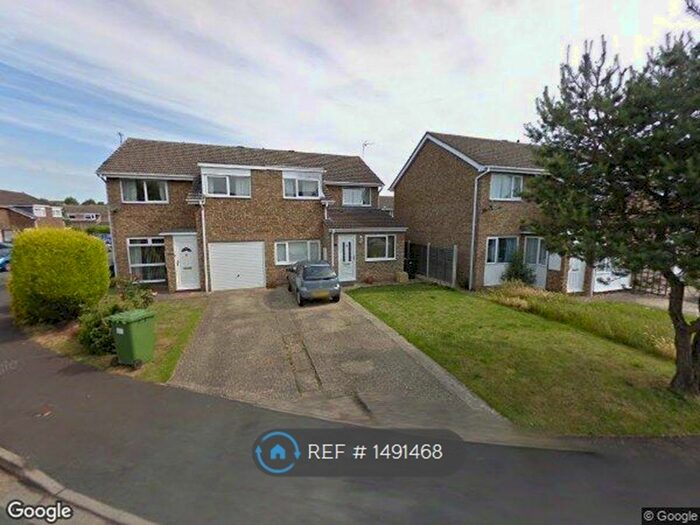 4 Bedroom Semi-Detached House To Rent In Constable Avenue, St. Neots, PE19