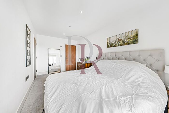 2 Bedroom Flat For Sale In Grand Canal Apartments, De Beauvoir Crescent, London, N1
