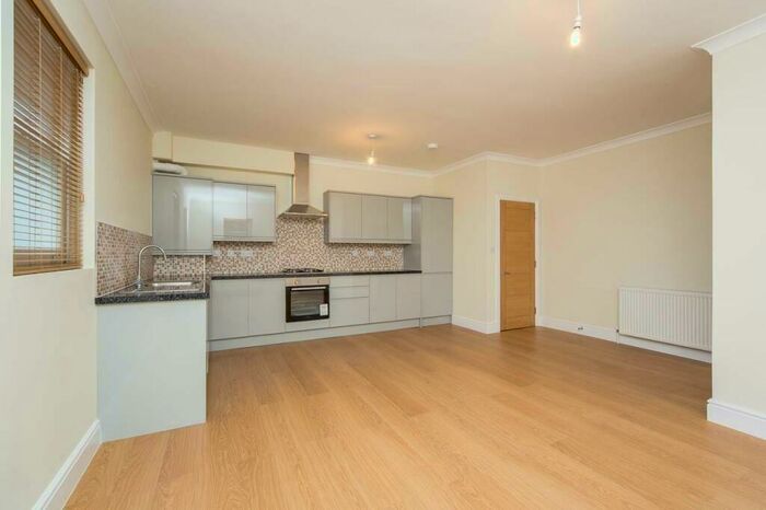 3 Bedroom Apartment To Rent In ( Bed, Bath, Balcony)New Wanstead, Snaresbrook, E11