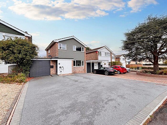 3 Bedroom Link Detached House For Sale In Medway Court, Thornbury, BS35