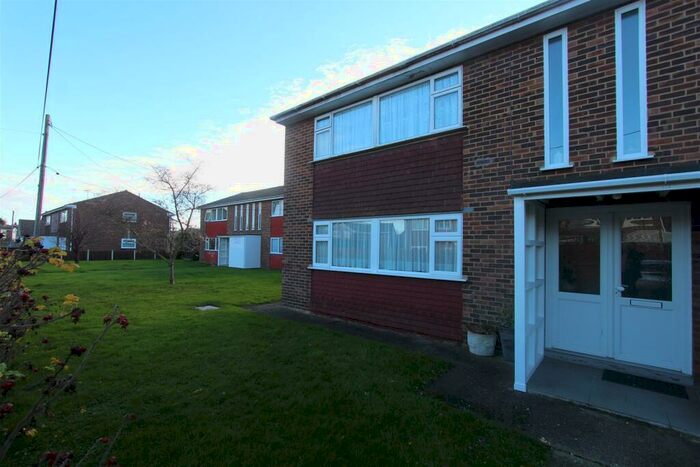 2 Bedroom Flat To Rent In Silverdale Avenue, Minster On Sea, Sheerness, ME12