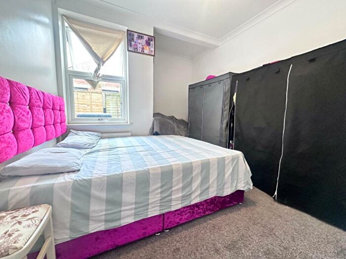 2 Bedroom Flat For Sale In Crescent Street, Weymouth, DT4