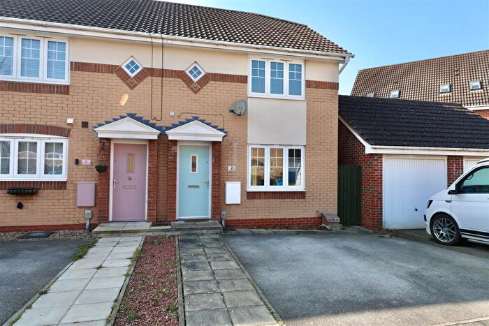 2 Bedroom End Of Terrace House For Sale In Pasture View, Kingswood, Hull, HU7