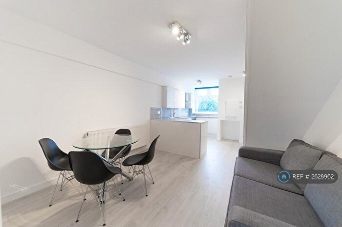 3 Bedroom Maisonette To Rent In Johnson House, Bethnal Green, E2