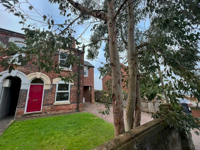 3 Bedroom Link Detached House To Rent In Woodview Road, Newhall, DE11