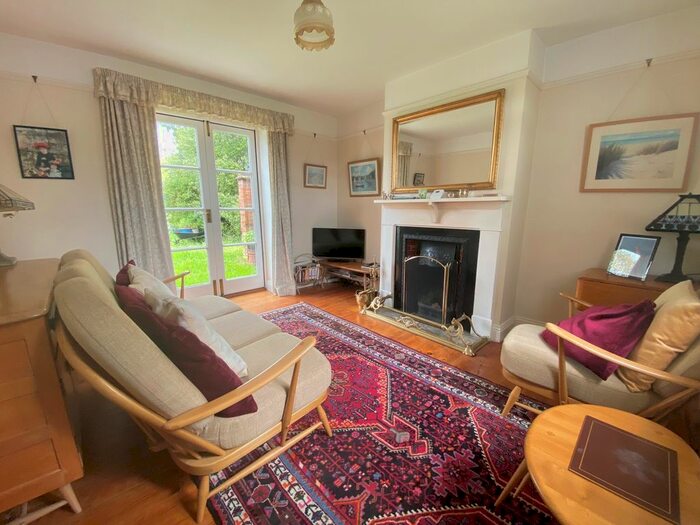 2 Bedroom Cottage For Sale In Croft Road, Christchurch, BH23