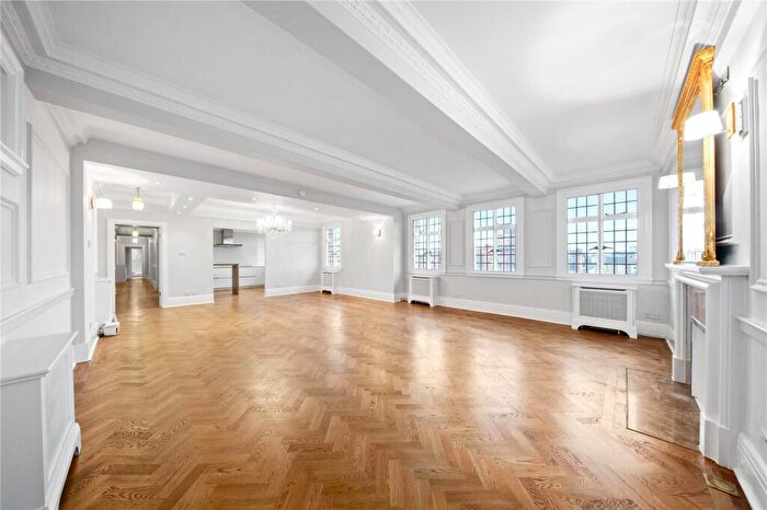 4 Bedroom Flat To Rent In Chiltern Court, Baker Street, NW1