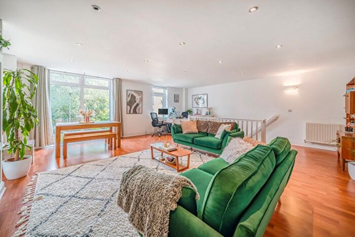 2 Bedroom Flat For Sale In Martello Street, Hackney, E8