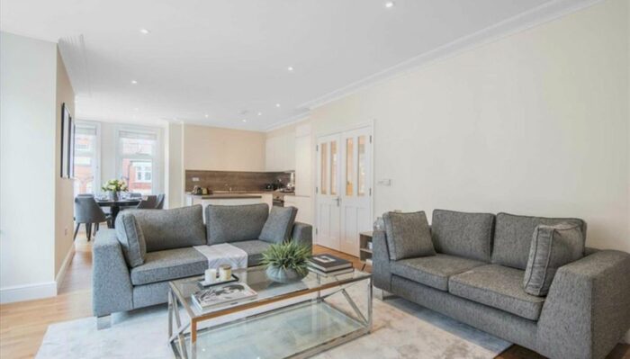 3 Bedroom Flat To Rent In Ravenscourt Park, Hammersmith, London, W6