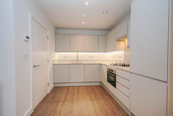 2 Bedroom Flat To Rent In Torrington Close, London, N12