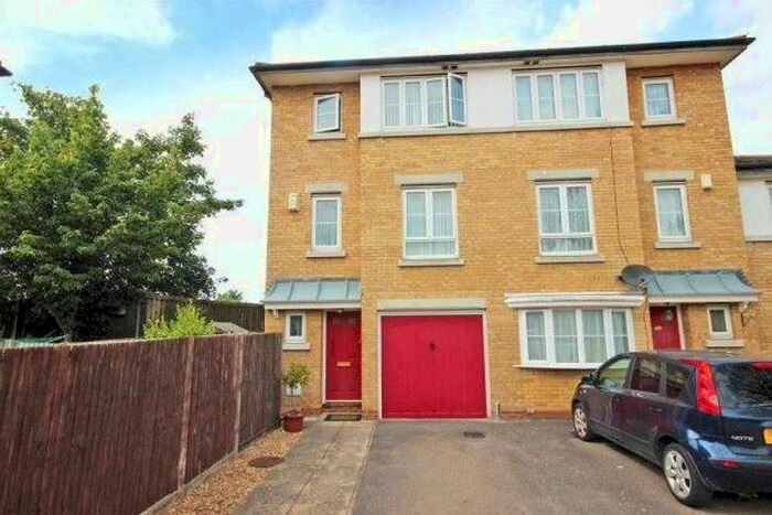 3 Bedroom Town House To Rent In Kathie Road, Bedford MK42