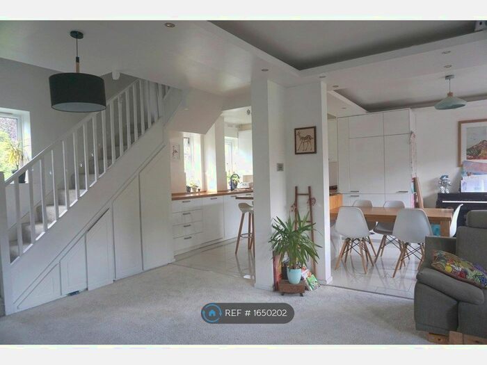 3 Bedroom Maisonette To Rent In Wellington, London, N8