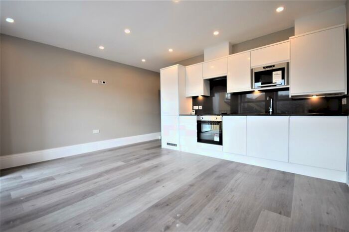 3 Bedroom Flat To Rent In Nunhead Green, Peckham, SE15