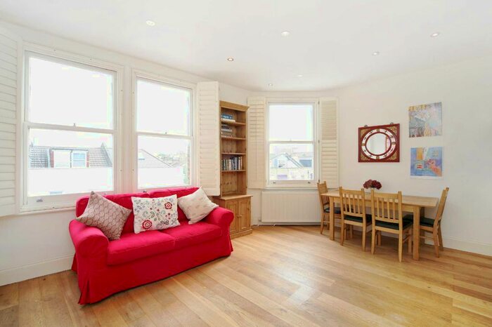 3 Bedroom Flat To Rent In Munster Road, Fulham, London SW6