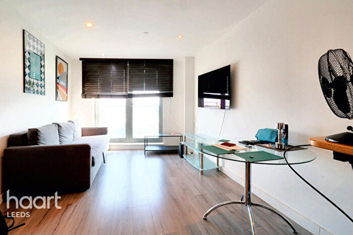 2 Bedroom Apartment For Sale In Cross Green Lane, Leeds, LS9