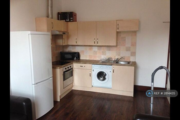 3 Bedroom Flat To Rent In Hyde Terrace, Leeds, LS2
