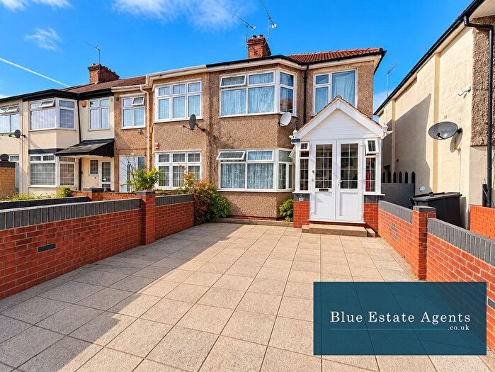 4 Bedroom End Of Terrace House To Rent In Ivanhoe Road, Hounslow, TW4
