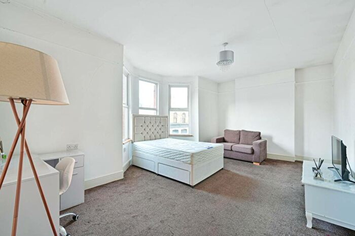 2 Bedroom Flat To Rent In Caldecot Road, Camberwell, London, SE5