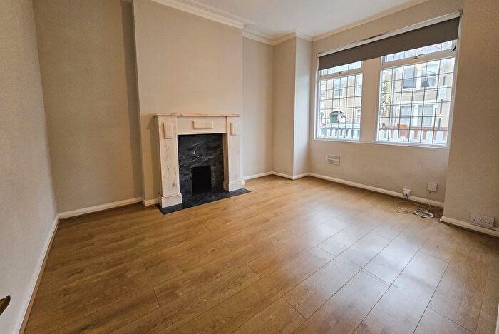 2 Bedroom Flat To Rent In Pevensey Road, London, SW17