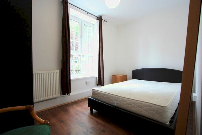 3 Bedroom Flat To Rent In Newton House, Clapham, SW8
