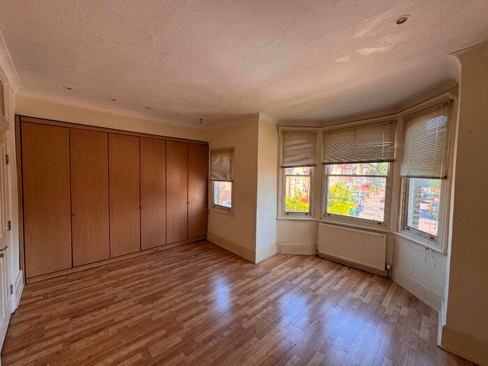 Studio To Rent In Tavistock Road, London, E18