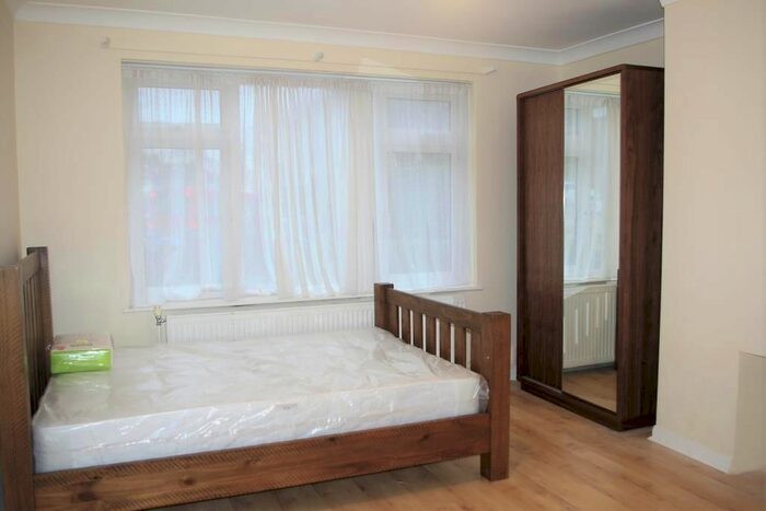 2 Bedroom Flat To Rent In Neasden Lane North, London, NW10