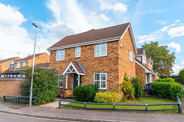 3 Bedroom Semi-Detached House For Sale In Lambourn Drive, Luton, LU2
