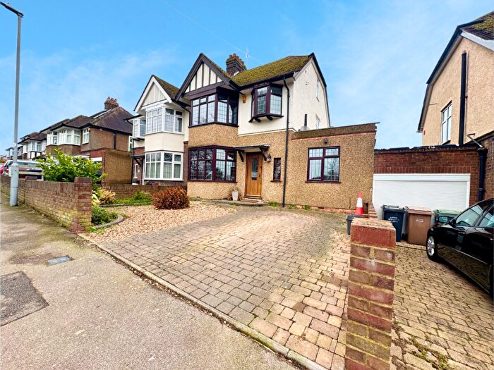 5 Bedroom Semi-Detached House For Sale In West Hill Road, Luton, LU1
