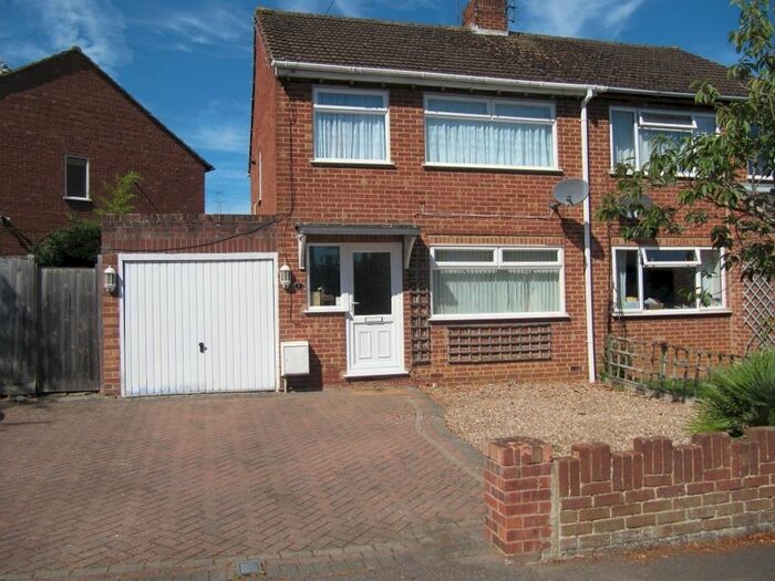 3 Bedroom Semi-Detached House To Rent In Hillview Crescent, Banbury, OX16