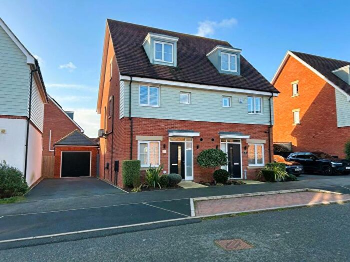 4 Bedroom Town House To Rent In Pembroke Lane, Whitehouse Park, MK8