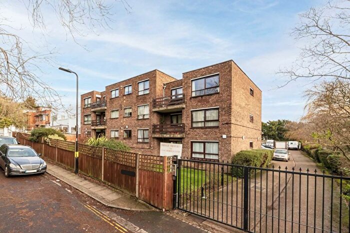 2 Bedroom Flat For Sale In Hanger Lane, Ealing, W5