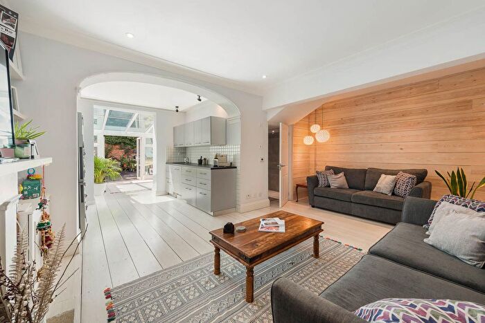 2 Bedroom Flat To Rent In Holland Road, London, W14