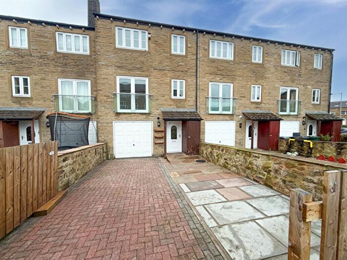 4 Bedroom Town House For Sale In New Close Mill Fold, Silsden, BD20