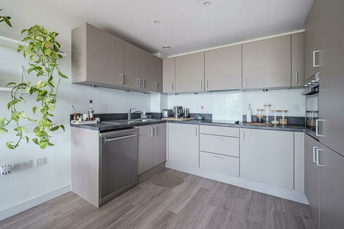 2 Bedroom Flat To Rent In Skylark Point, Stoke Newington, London, N4