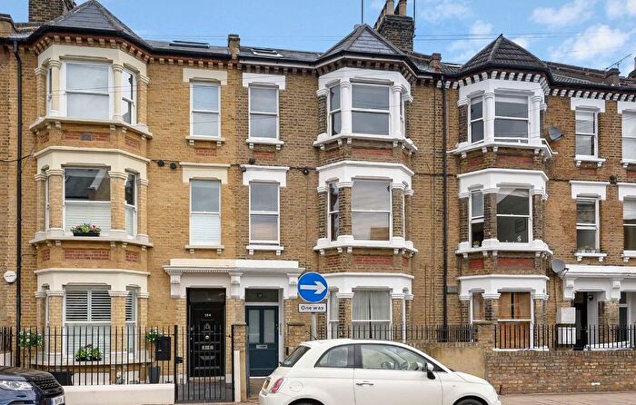 2 Bedroom Flat To Rent In Warriner Gardens, London, SW11