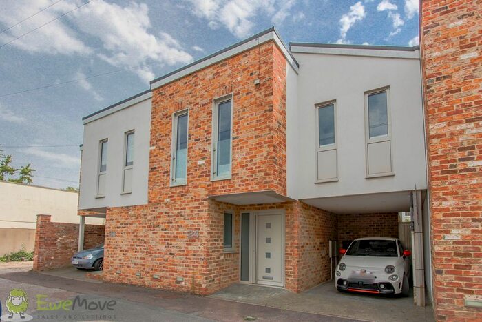 3 Bedroom Mews House To Rent In Wellington Lane, Cheltenham, GL50