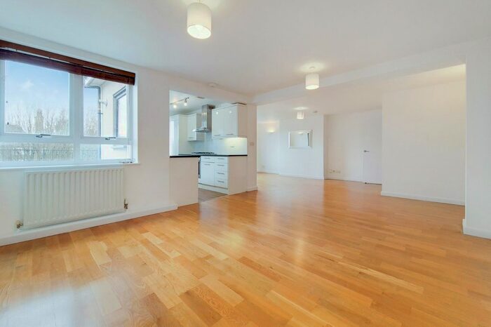 2 Bedroom Flat To Rent In Kew Bridge Court, Strand On The Green, W4
