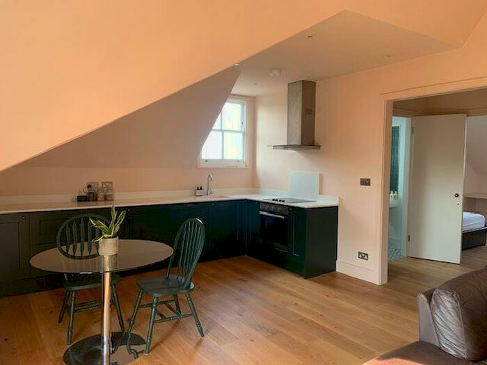 2 Bedroom Flat To Rent In Bolingbroke Grove, London, SW11